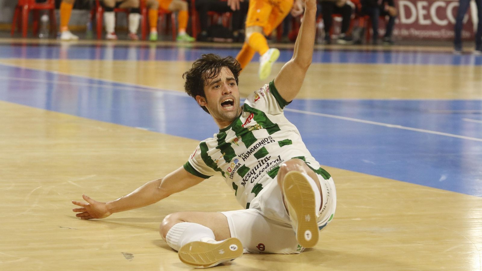 Pablo del Moral protesta una jugada durante el partido ante el Burela.