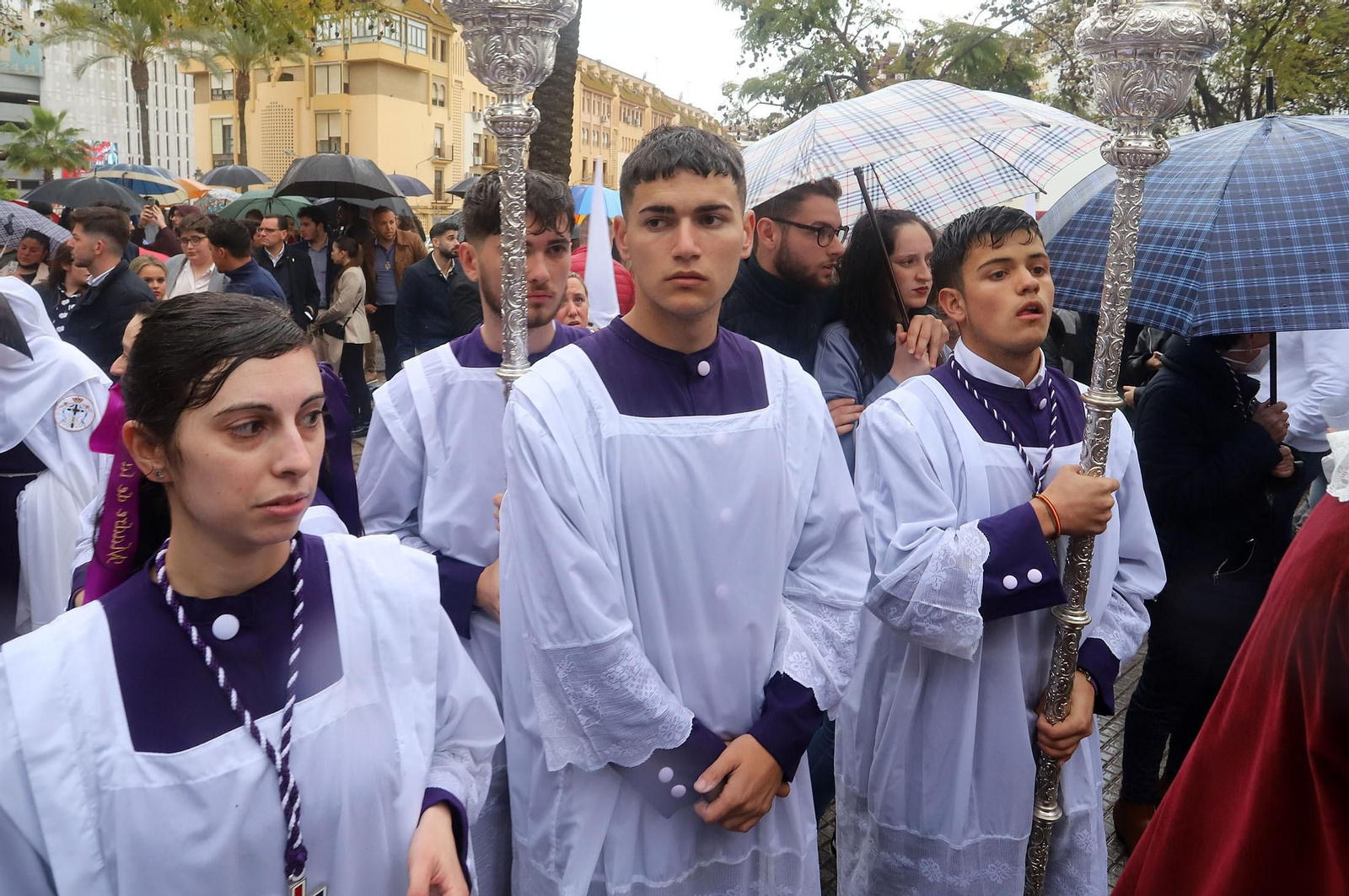 Imágenes de la procesión del Cautivo  bajo la lluvia en Huelva