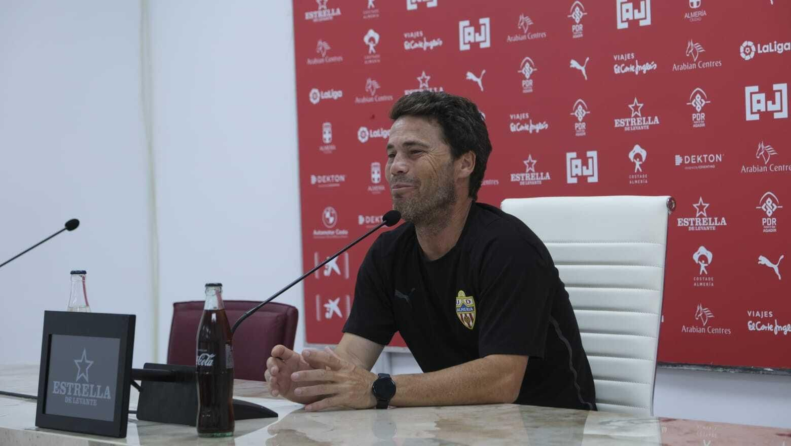 Rubi sonríe durante la comparecencia de prensa