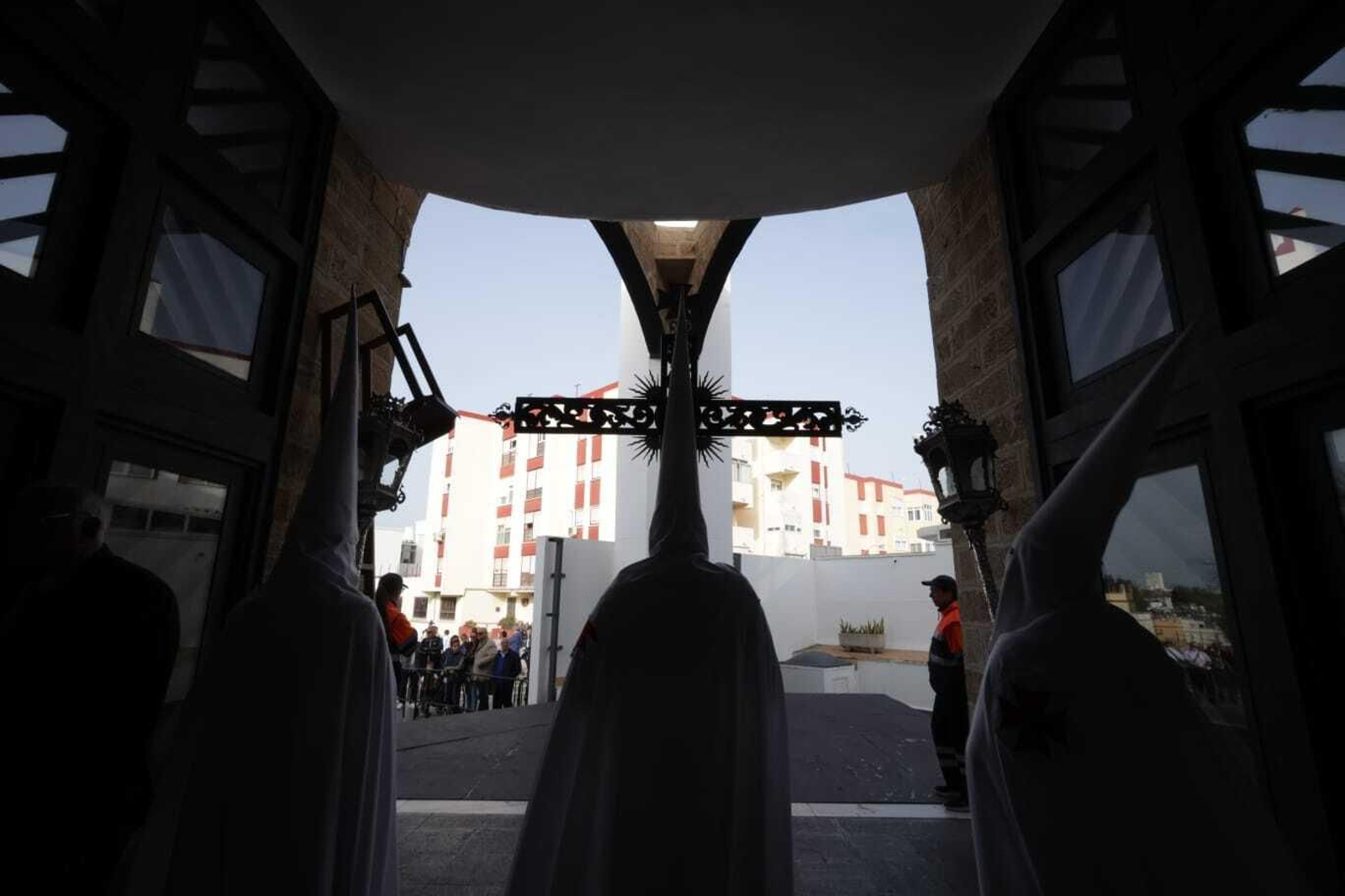 Imágenes de la procesión del Resucitado de la Semana Santa de San Fernando 2023