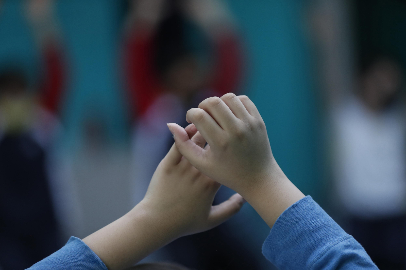 Un niño con diagnóstico y tratamiento del Trastorno del Espectro Autista (TEA), durante una clase de baile.