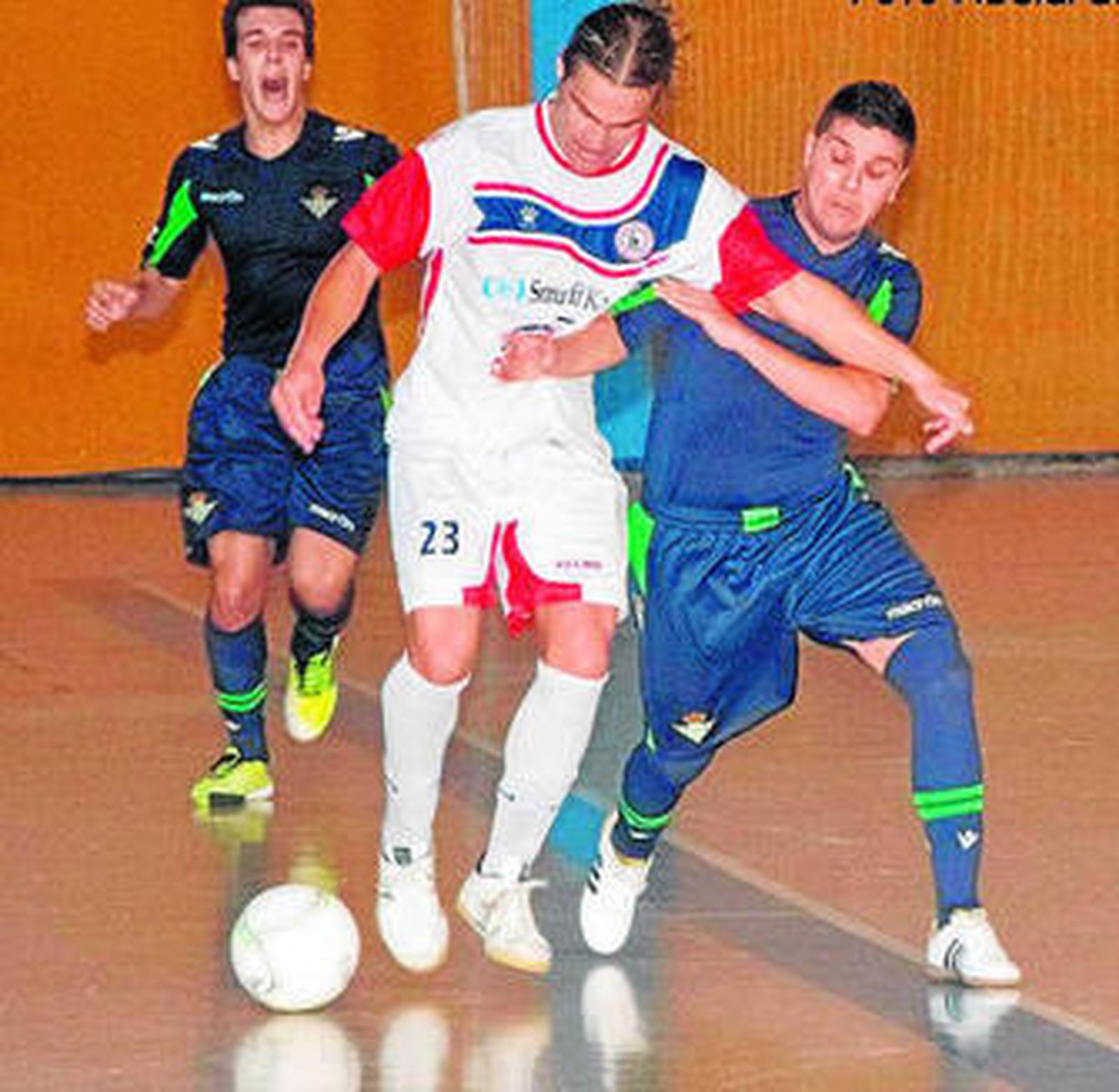 Un lance del encuentro que disputaron Smurfit Kappa y Real Betis.