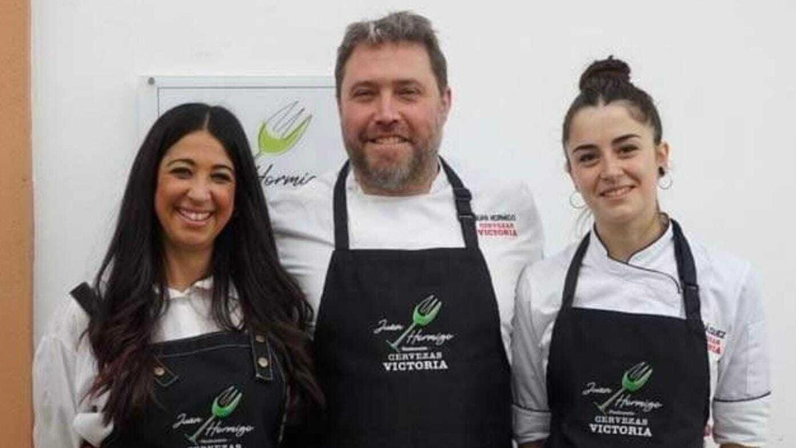 Juan Hormigo junto a su equipo, su mujer María José y su cocinera Beatriz Juan Hormigo junto a su equipo, su mujer María José y su cocinera Beatriz