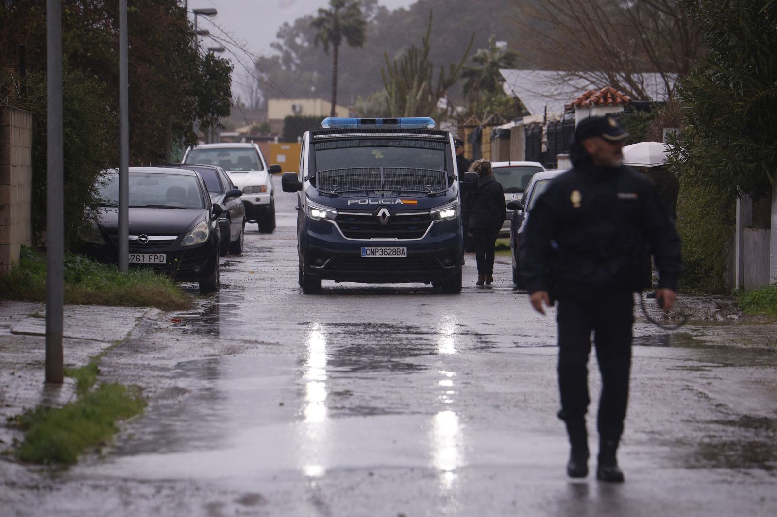 Los vecinos de Guadalvalle desalojan sus parcelas por la crecida del Guadalquivir, en imágenes