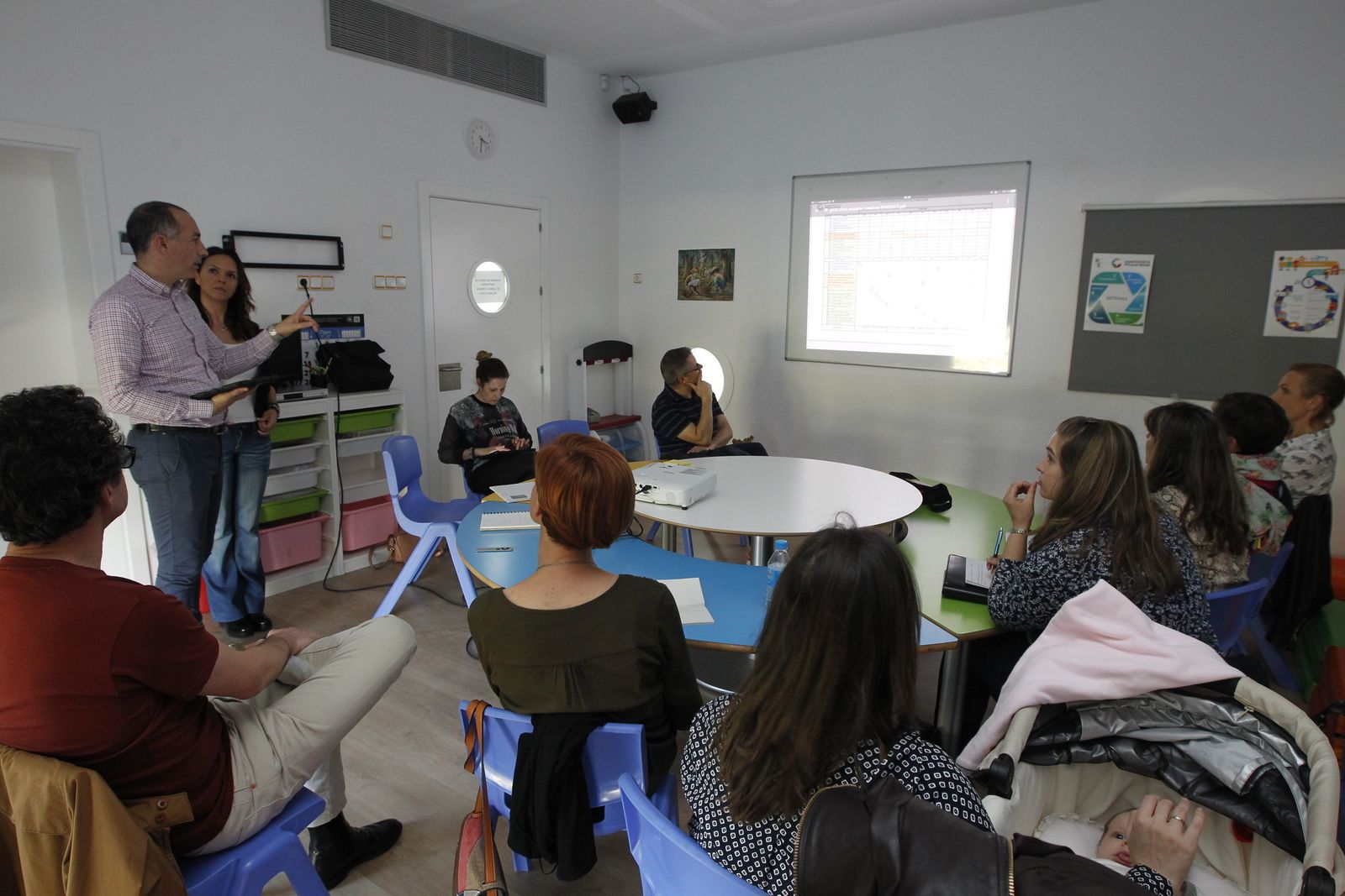 Reunión de trabajo celebrada ayer entre docentes y padres que colaboran en el proyecto de nueva biblioteca.