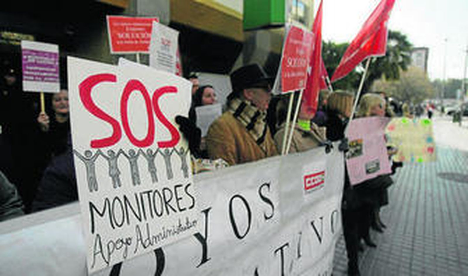 Concentración de los monitores en la Delegación de Educación.