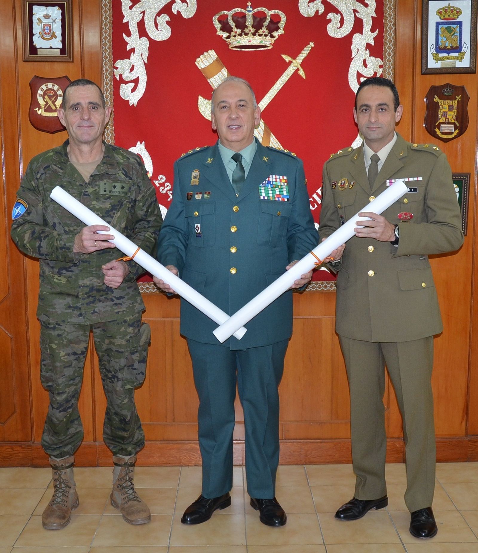 Jesús Núñez, coronel jefe de la Comandancia de Algeciras, entrega los mapas.