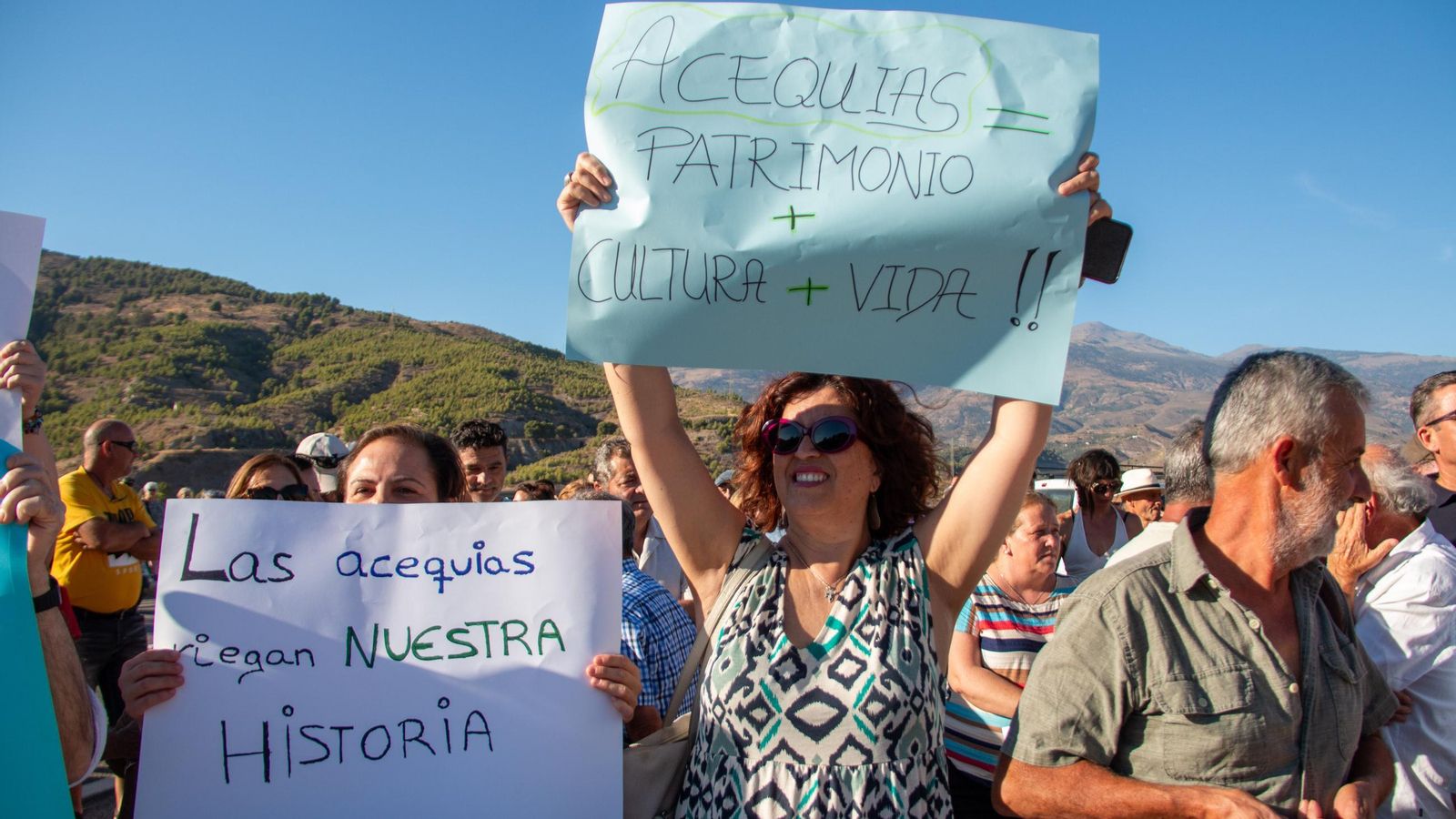 Unas personas se concentran en Vélez de Benaudalla para pedir que no se destruya el sistema de acequias
