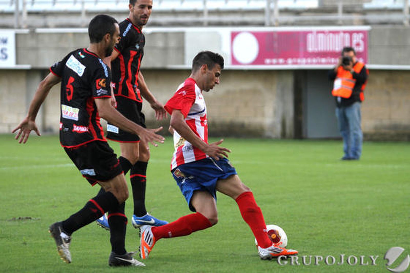 El Algeciras no pasa del empate en casa (0-0) ante un correoso Lucena.

Foto: Andres Carrasco