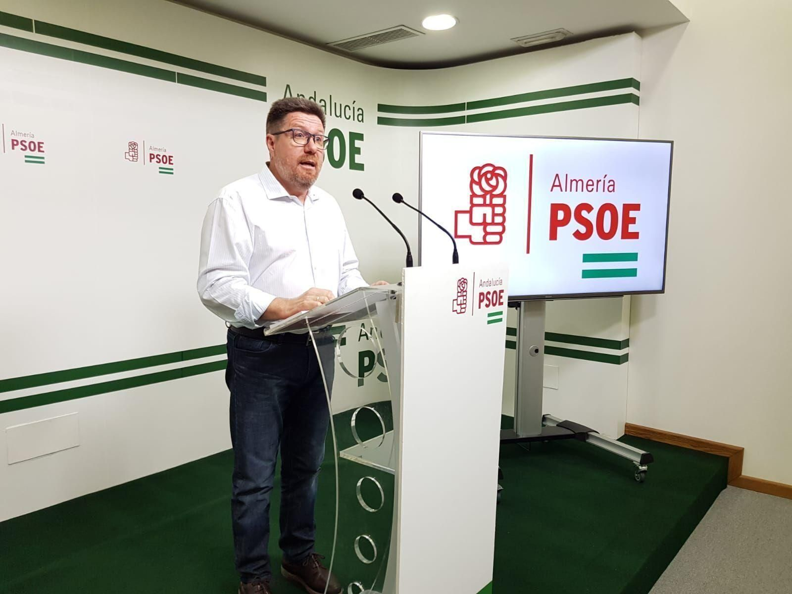 El PSOE arremete contra Imbroda  por la "deriva de la educación pública"