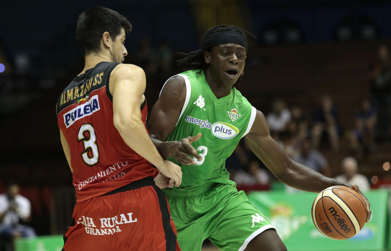 Bropleh intenta mantener la pelota presionado por el jugador del Granada Almazán.