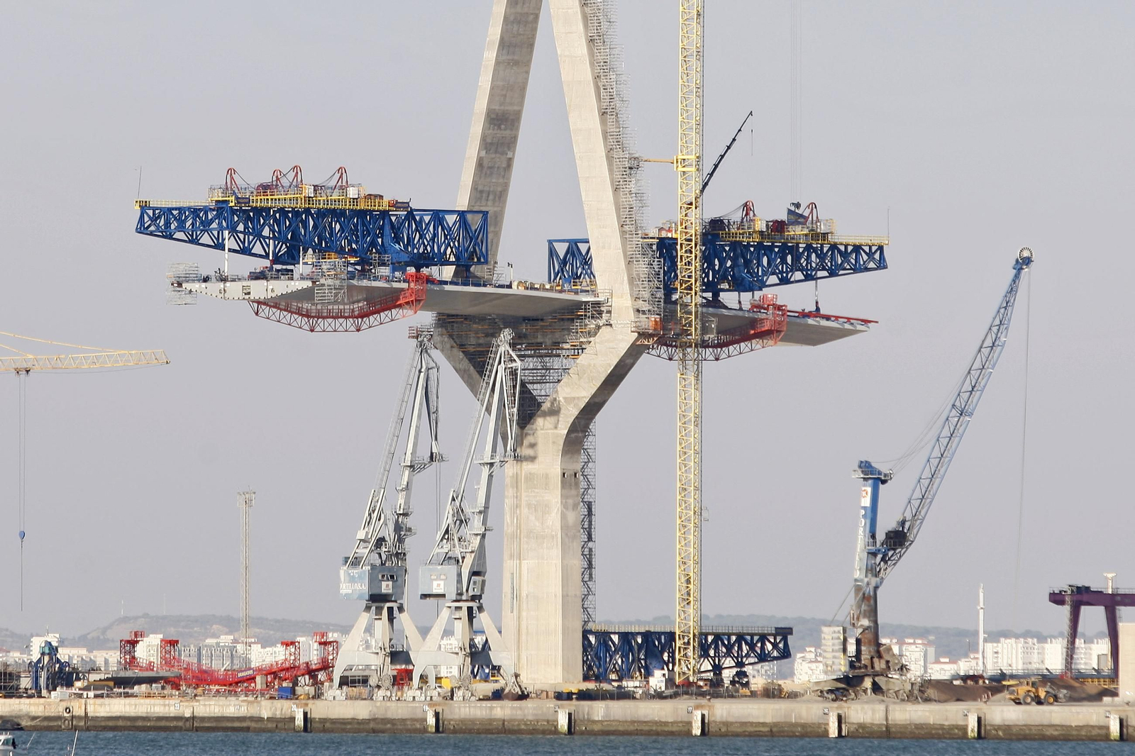 Los carros de izado del tramo atirantado en la pila 13, en un momento de la construcción del puente.