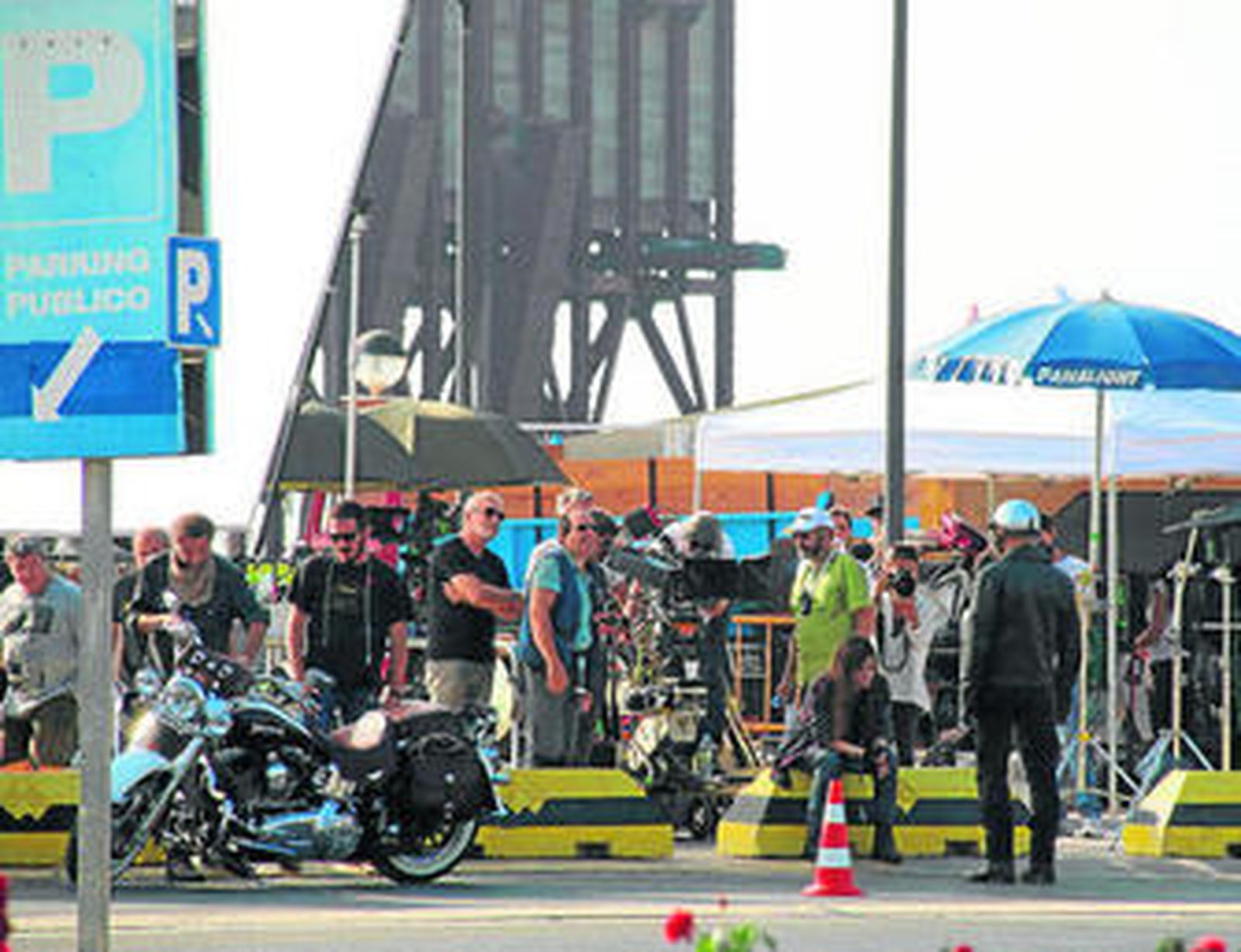 Una moto y un autobús fueron el centro de atención del primer día de rodaje de 'La llamaban Maryan'.