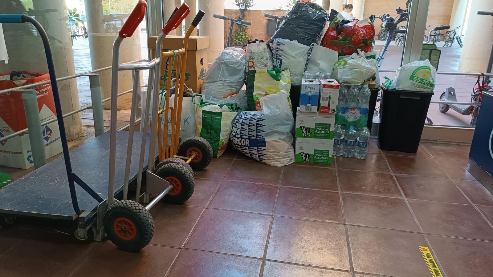 Enseres y alimentos en la Facultad de Telecomunicaciones a la espera de ser recogidos.