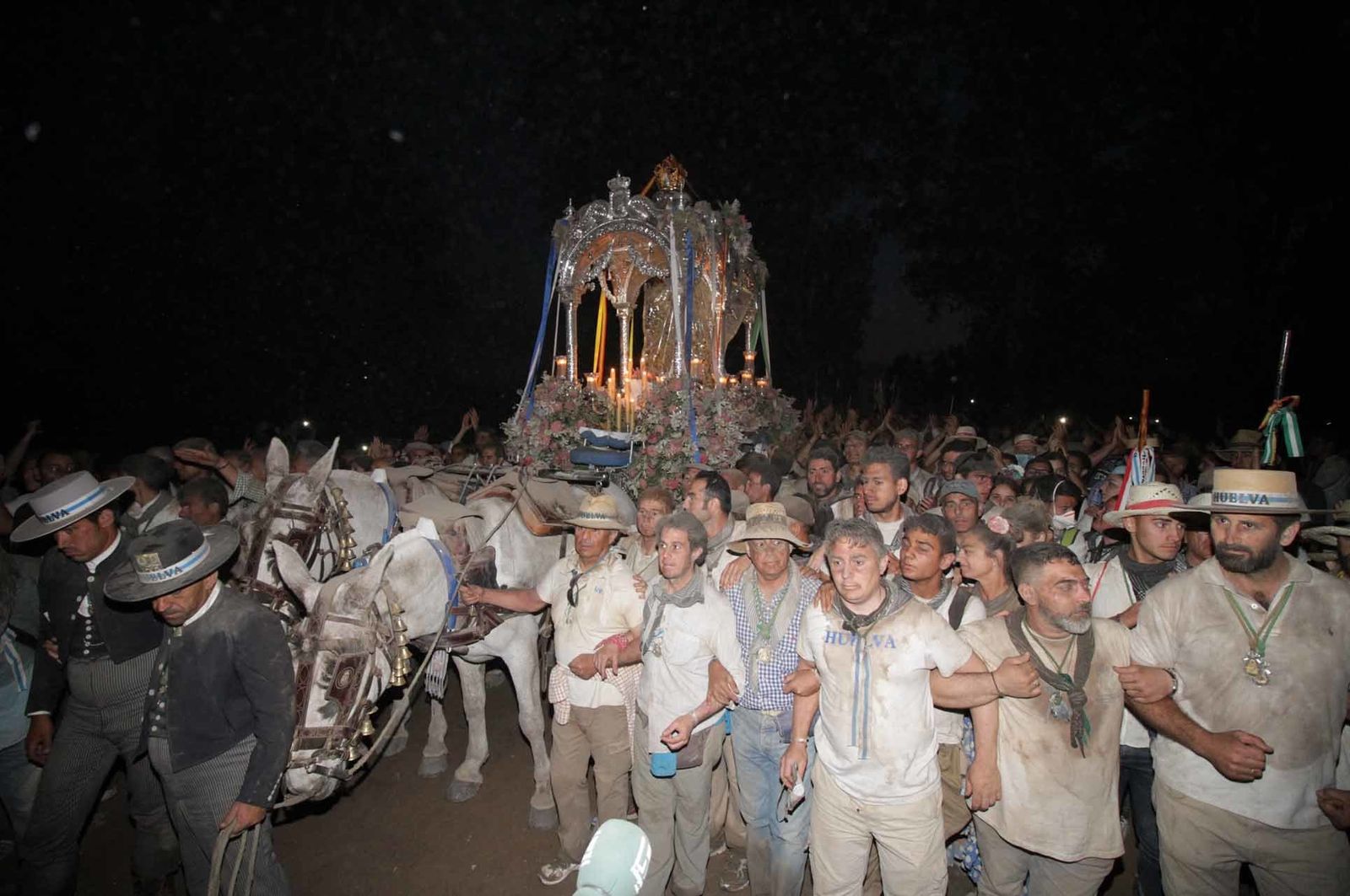 Imágenes de la llegada de la Hermandad del Rocío de Huelva a la aldea
