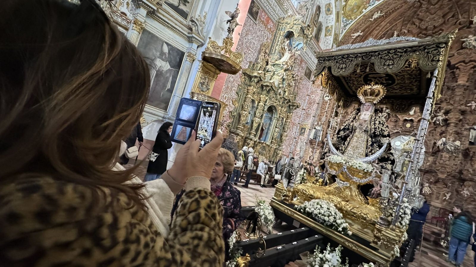 Imagen de la Soledad en su templo.