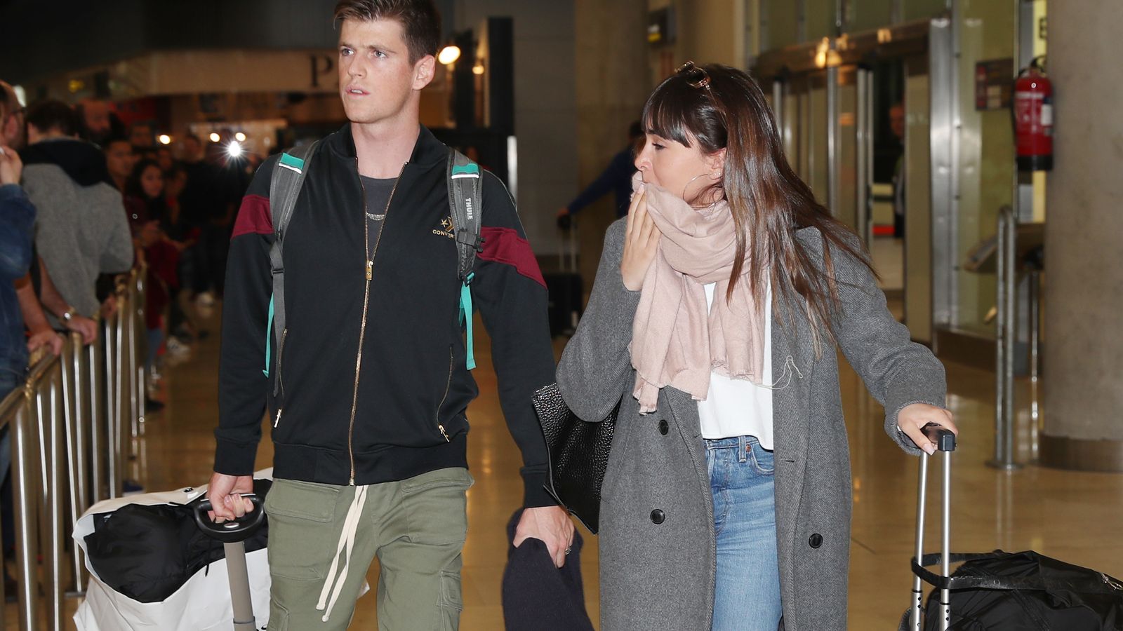 Miguel Bernardeau y Aitana Ocaña, en el aeropuerto con cara de susto tras encontrarse con numerosos fotógrafos.