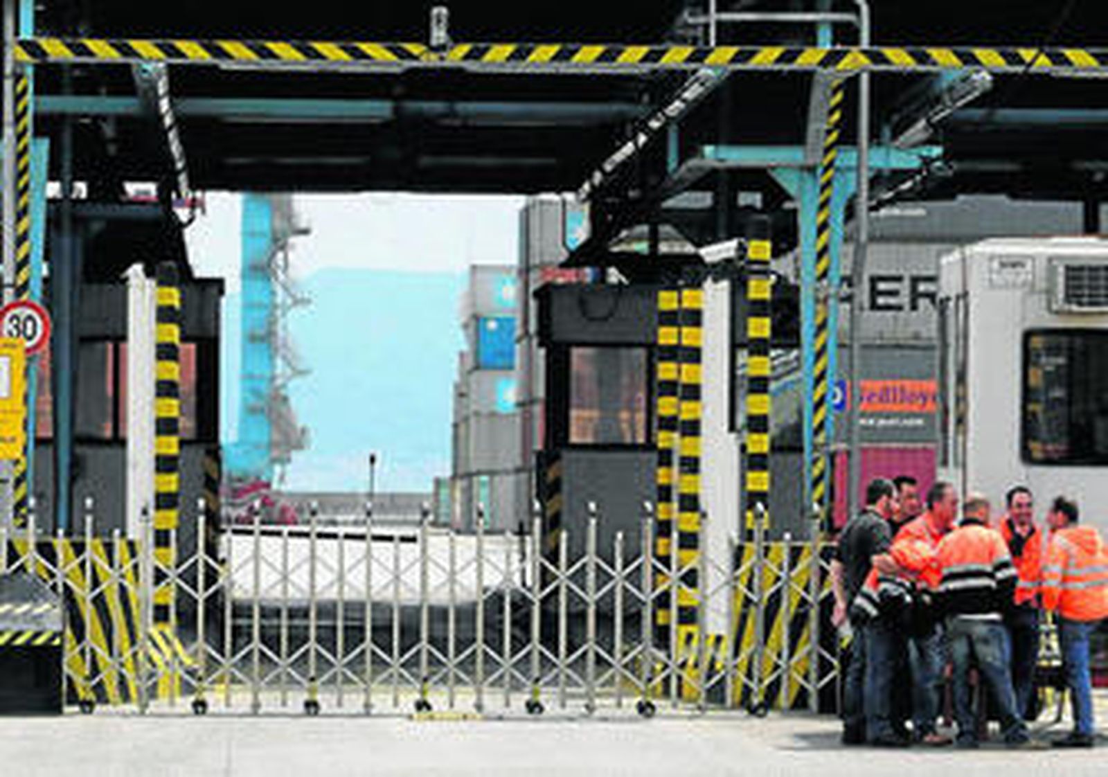Trabajadores de APM Terminals, a las puertas de la terminal durante la huelga.