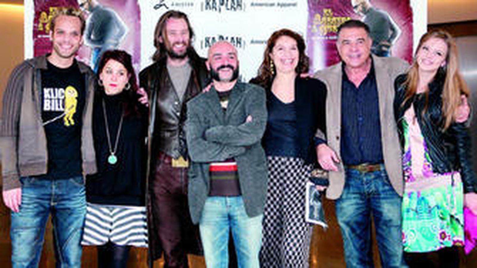 El director de cin Salomón Shang junto a los actores de su película 'El asesino a sueldo'.