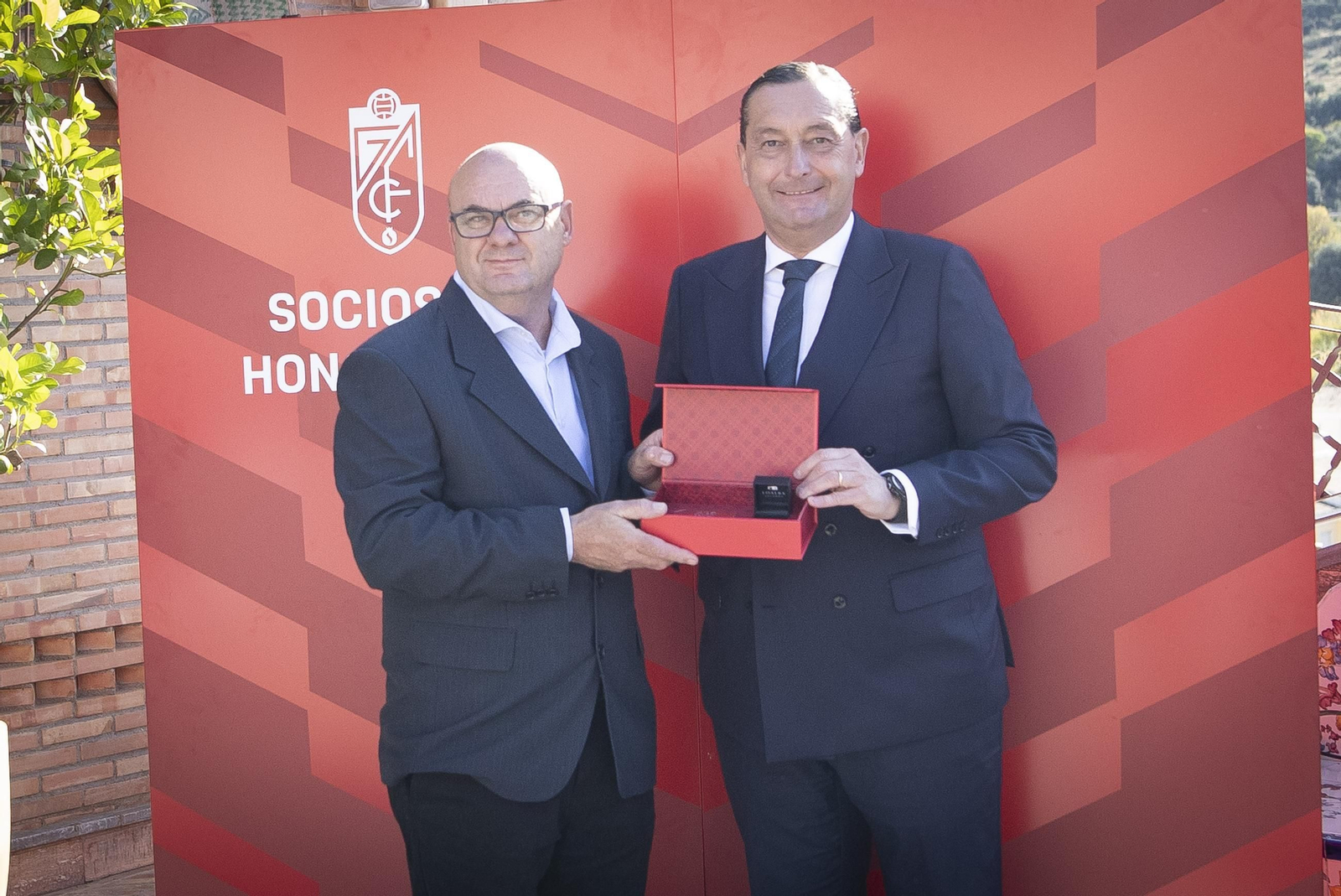 La entrega de insignias del Granada a sus abonados, en imágenes