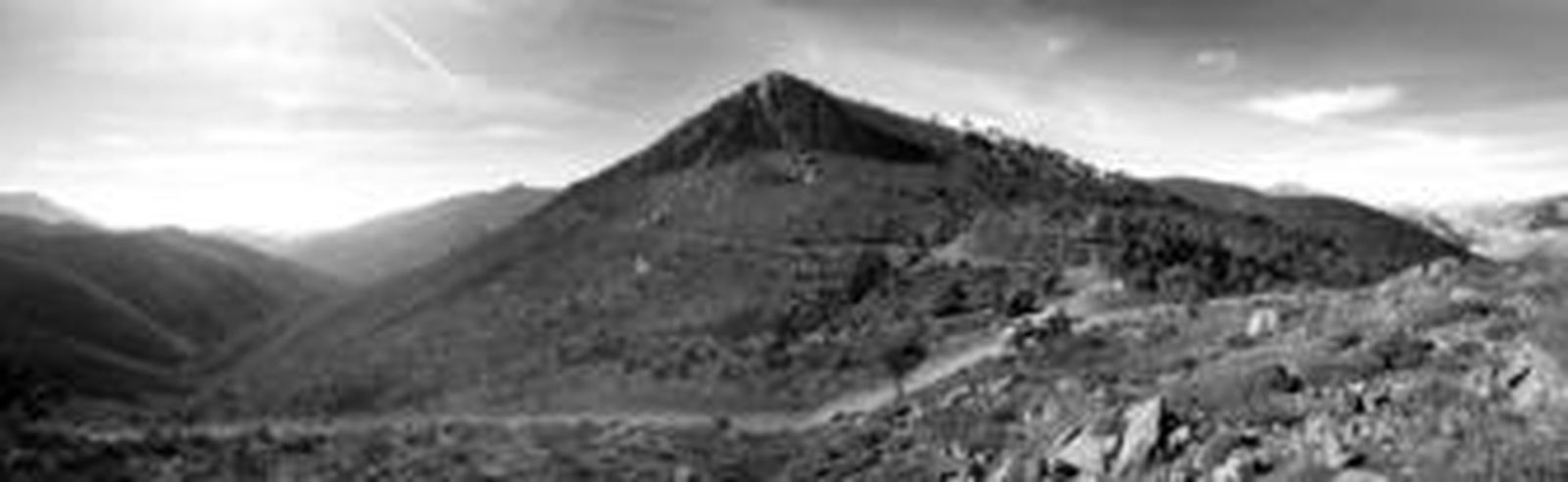 1. Antiguo abrevadero de Fuenfría que se encuentra a 20 kilómetros desde el inicio. 2. Abrevadero del Pilar de Coca cerca de Ronda. 3. Vista general del paisaje del sendero. Bajo estas líneas, el puerto del Robledal, también conocido como oreja de burro, por donde discurrirá la ruta de la puerta verde.