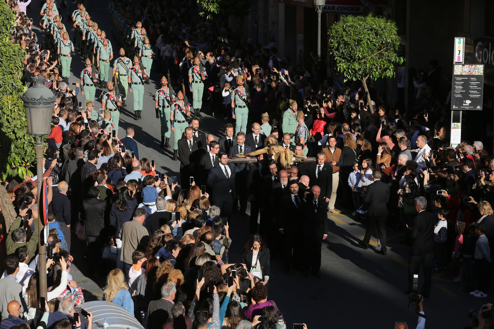 Procesión del Cristo de la Vera Cruz, escoltado por la Legión en las calles de Huelva