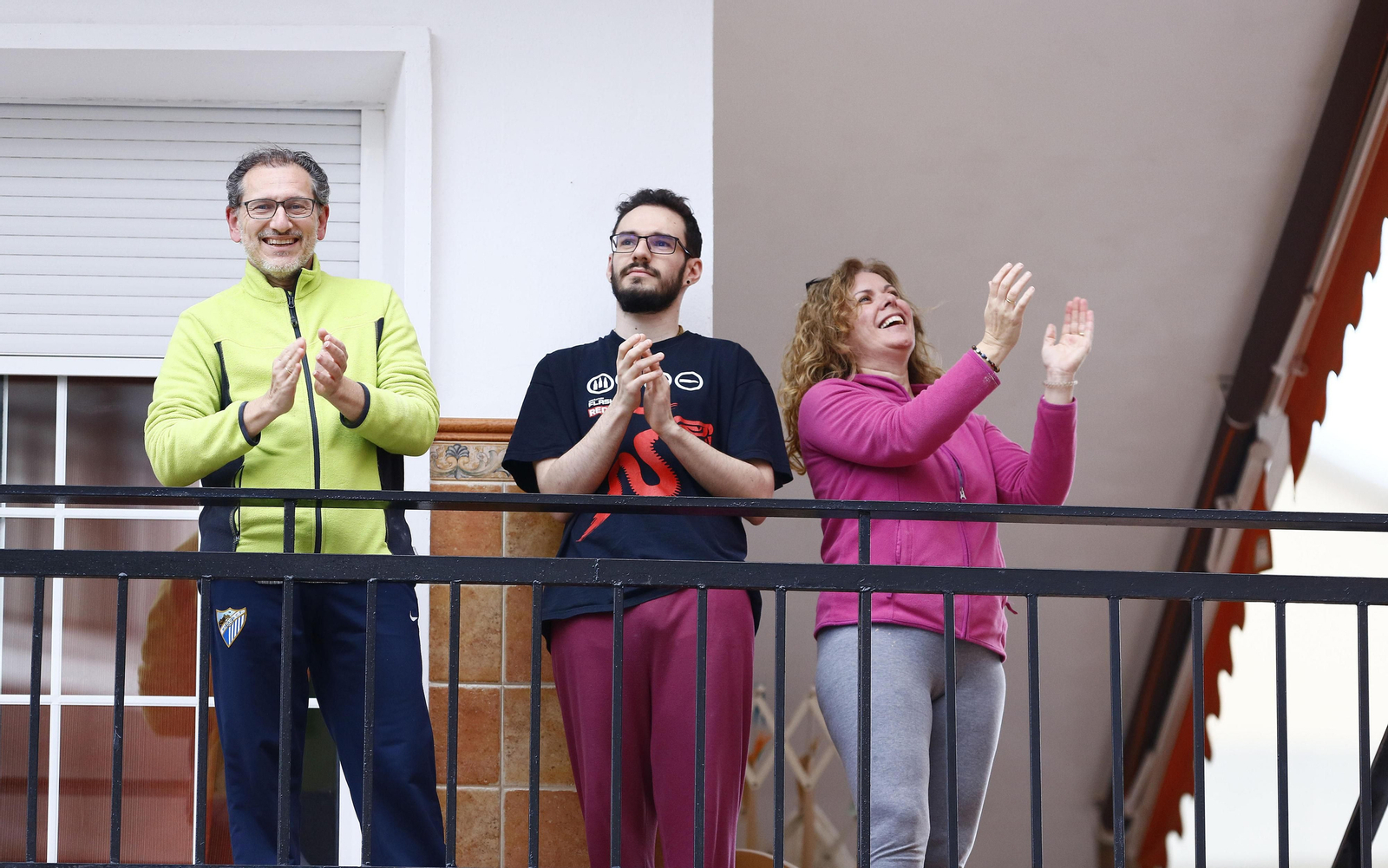 Coronavirus: El primer día de aplausos en Málaga en el que el sol aún no ha caído, en fotos