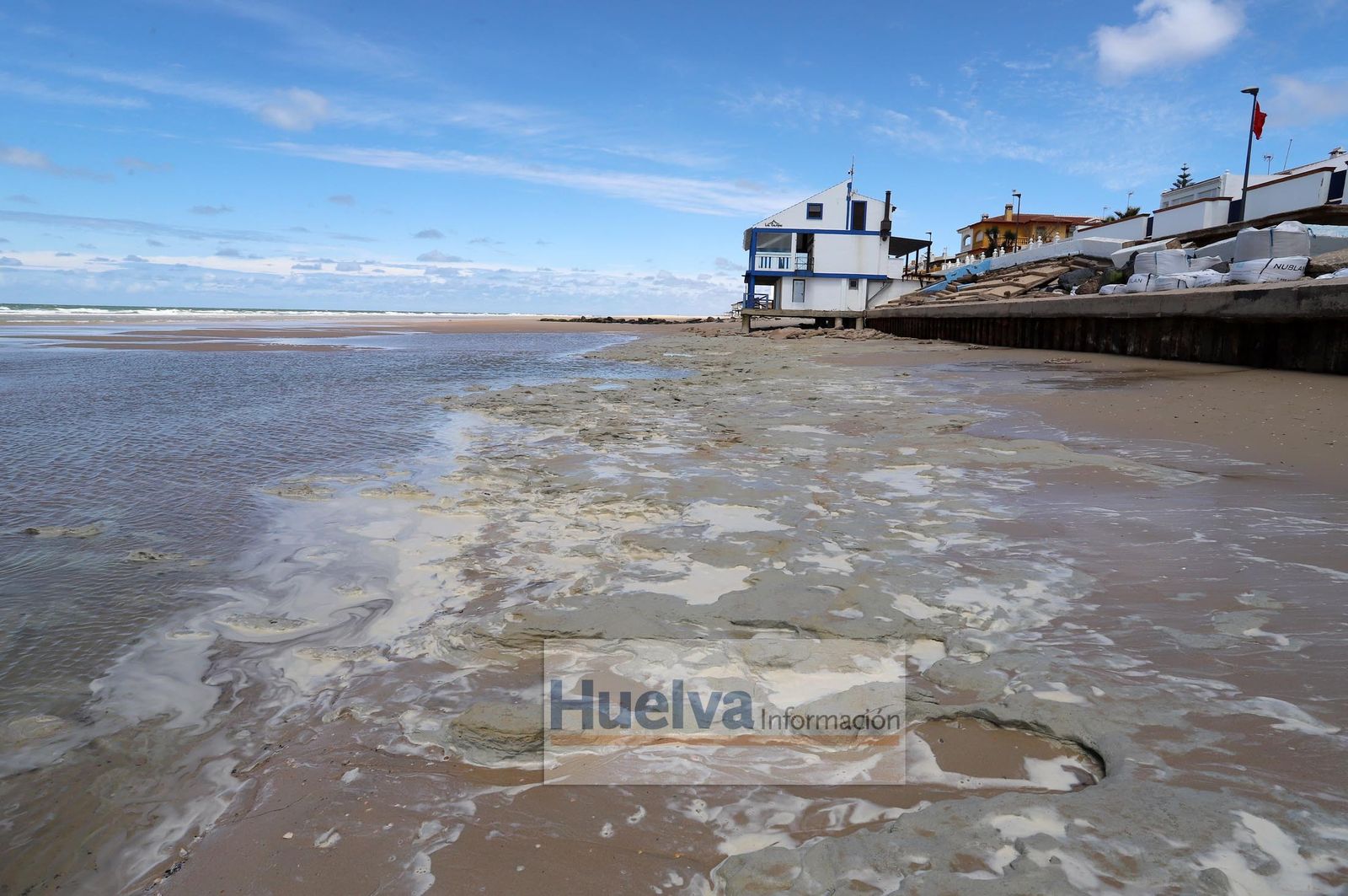 Imágenes de la zona de la playa de Matalascañas más afectada por el temporal