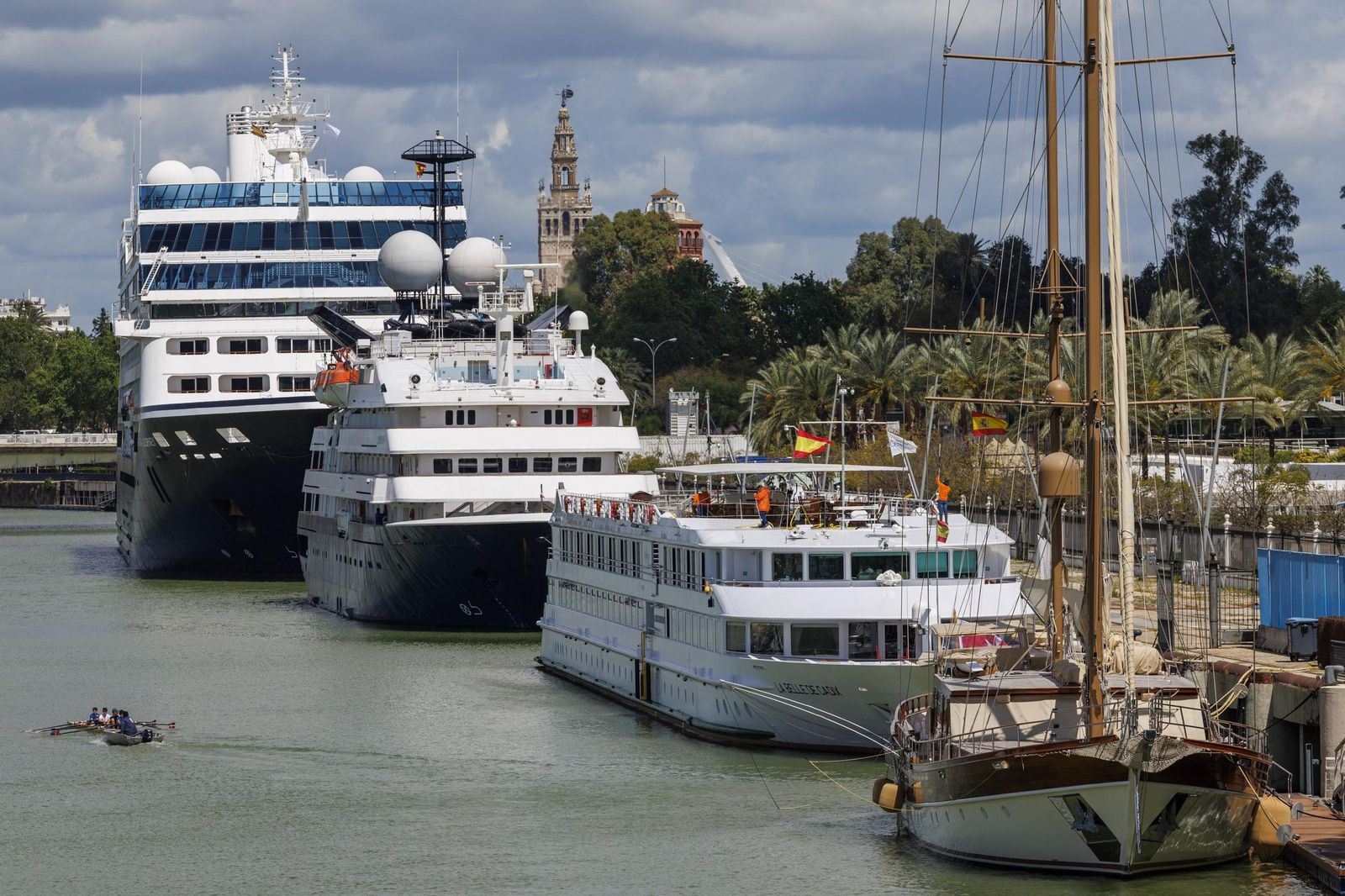 El muelle de las Delicias acoge la terminal de cruceros.