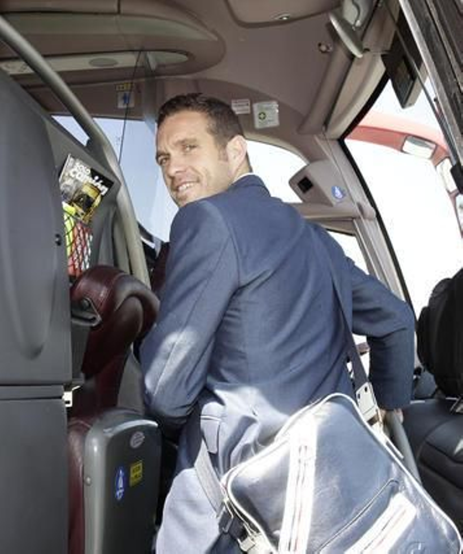 El segundo entrenador, Luis García Tevenez, sube al autobús.

Foto: Antonio Pizarro/Manuel Gómez