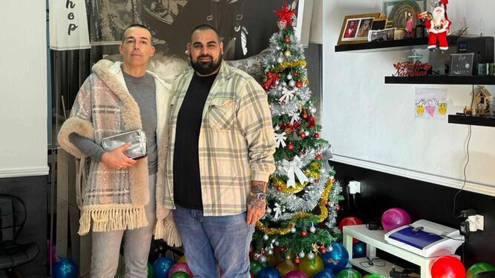 El peluquero Alejandro Martín, junto al concejal de Comercio y Fiestas, David Calleja.