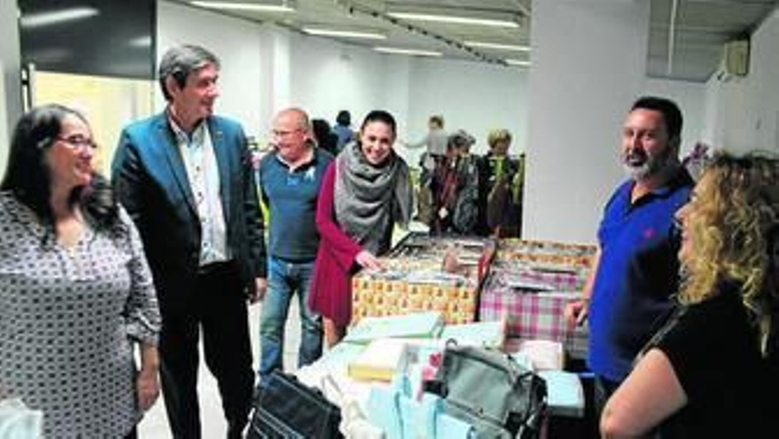 El alcalde y concejales visitaron los puestos montados con motivo del mercad de saldos.