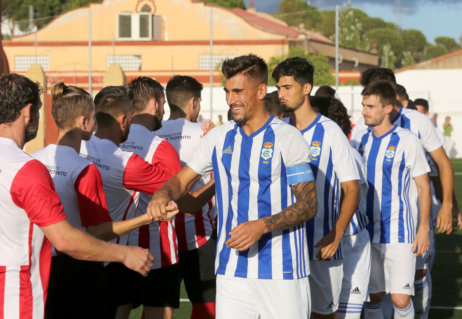 Diego Jiménez saluda a los jugadores del Riotinto, antes del amistoso.