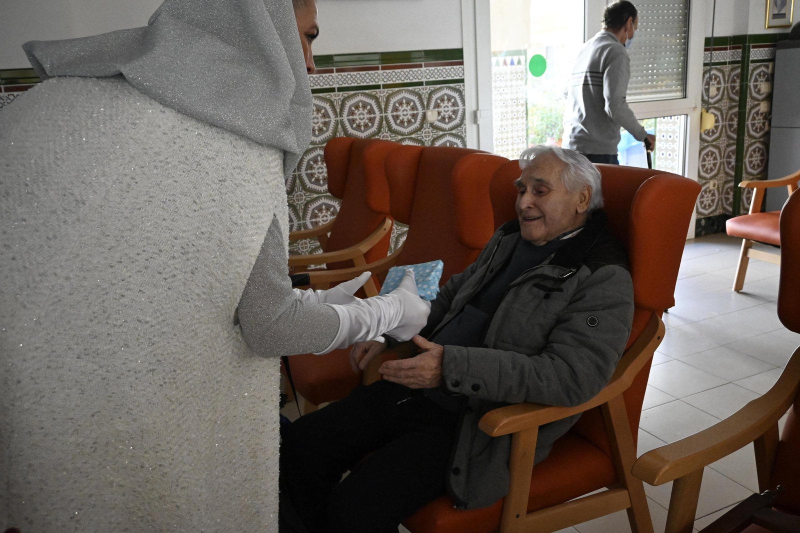 Visita de los Reyes Magos a los ancianos de los asilos de Huelva, en imágenes