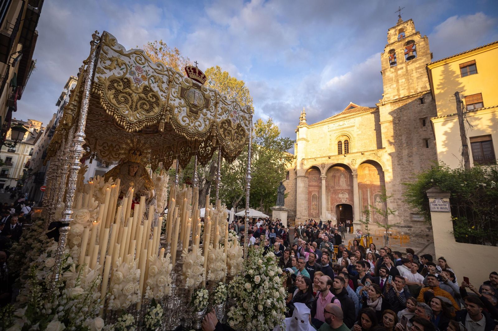 Las mejores fotos del nuevo recorrido por el Realejo de la procesión de la Aurora en el Jueves Santo de Granada