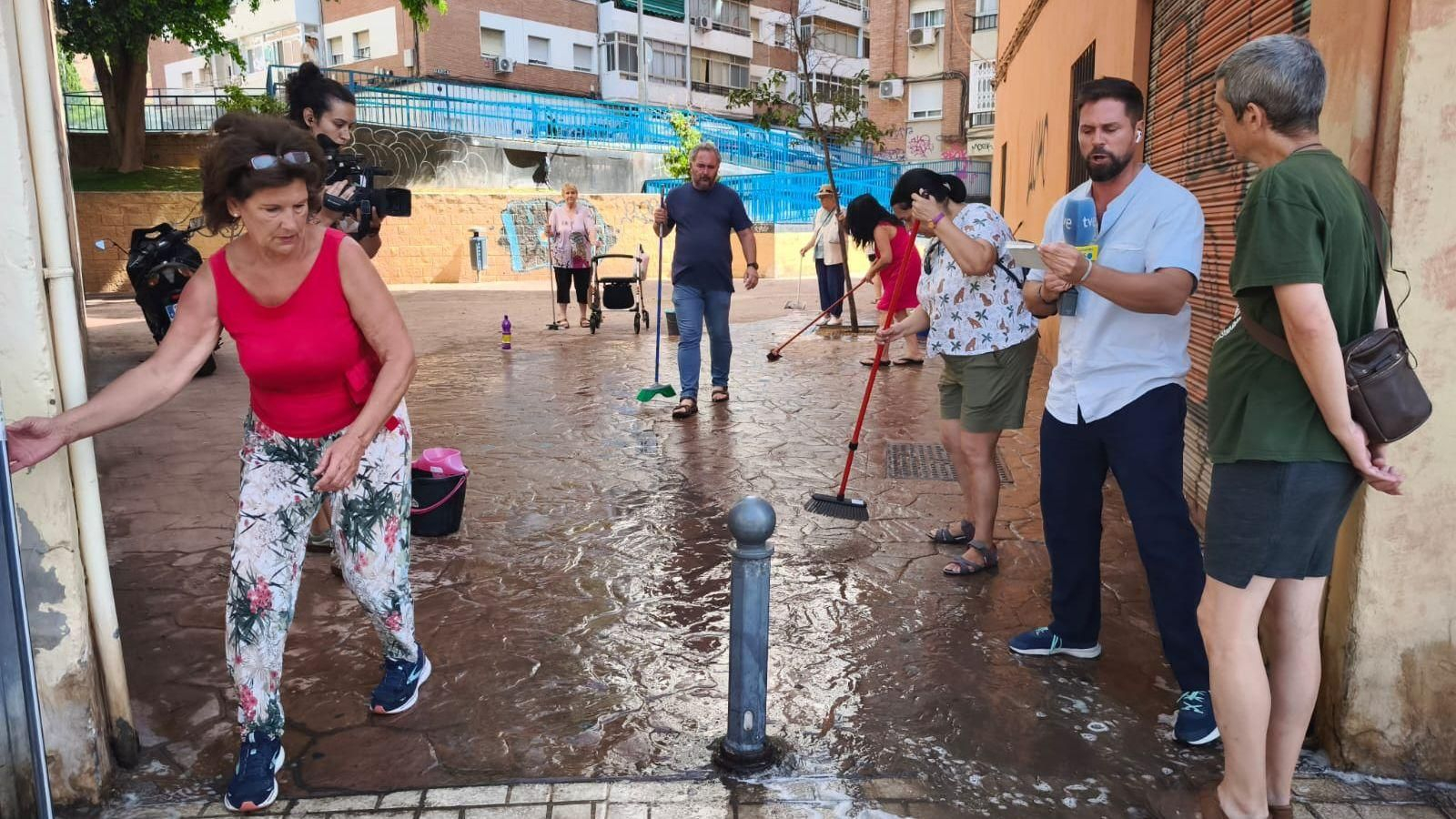 Vecinos limpiando una plaza en el barrio de Miraflores.