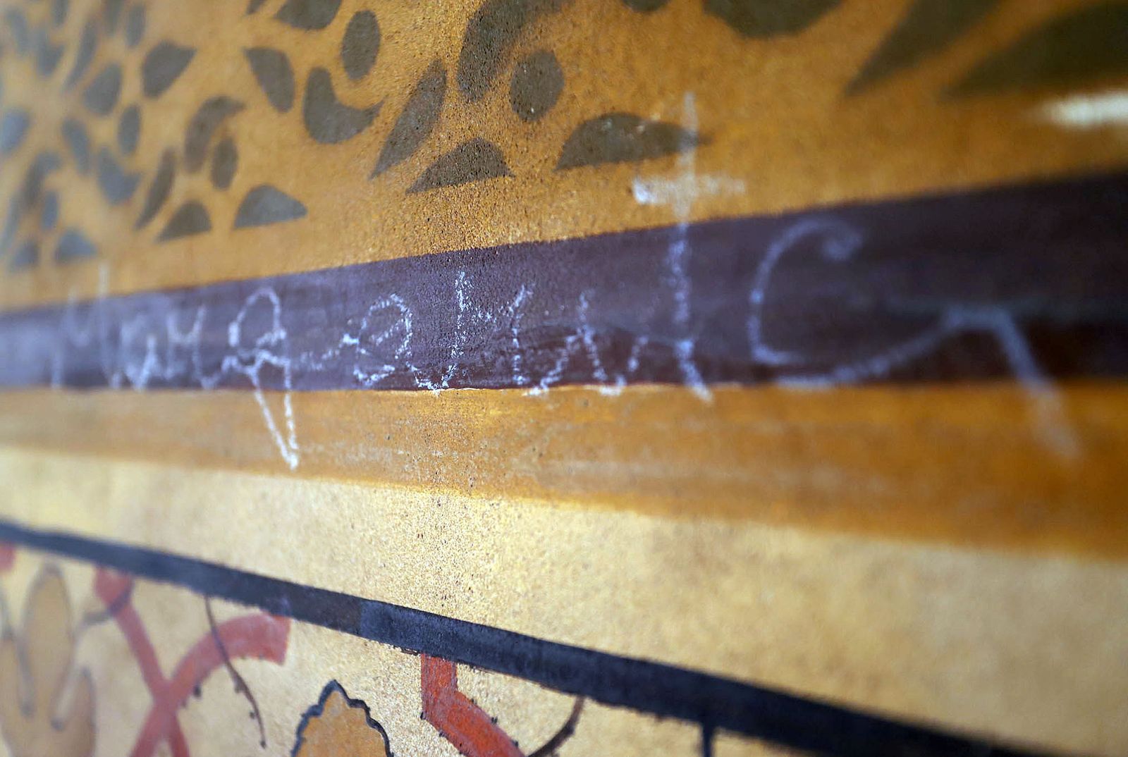 Estado de deterioro en el que se encuentra las pinturas murales del patio mudéjar de La Rábida.