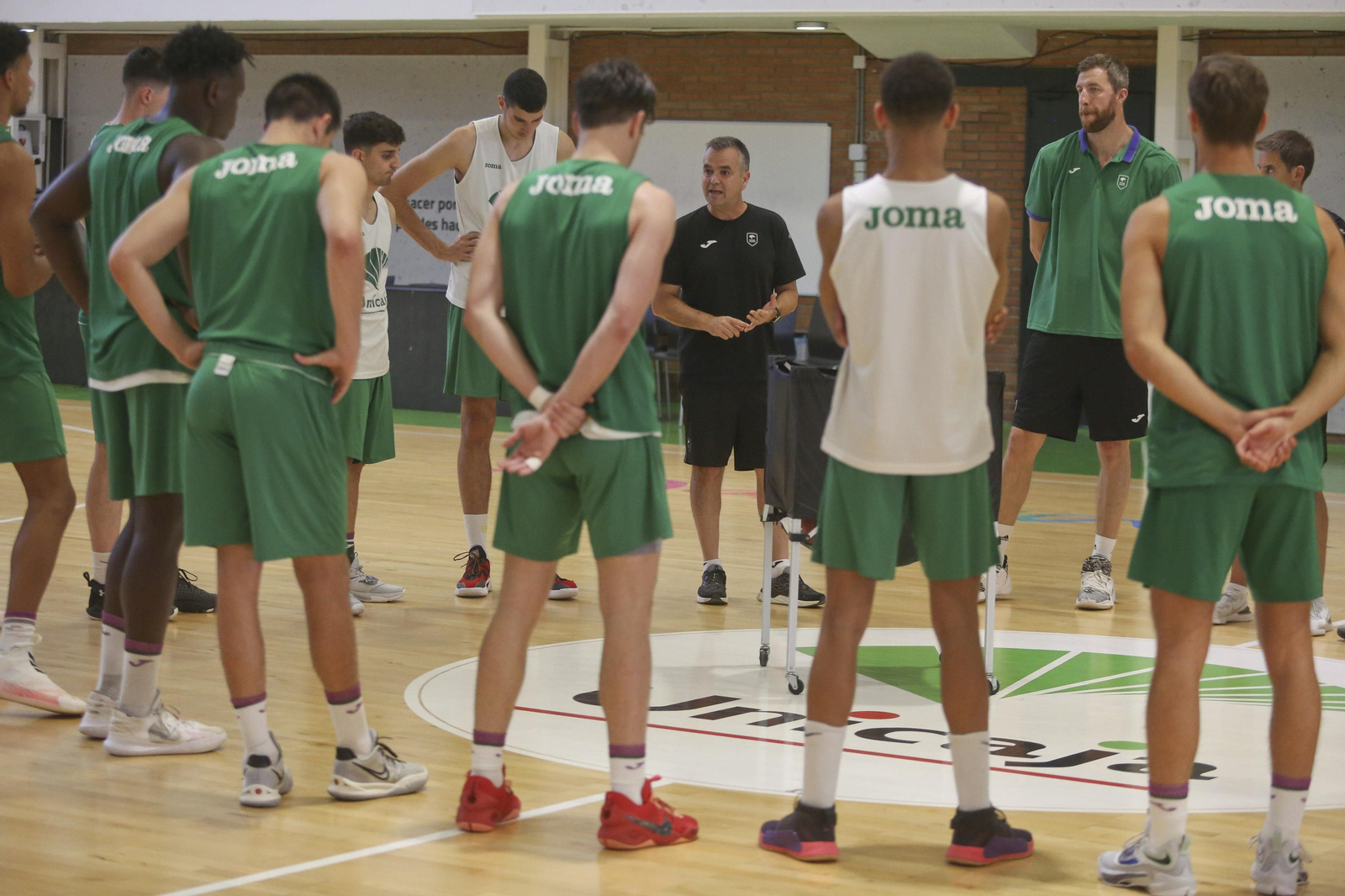 Las fotos de los jóvenes del Unicaja en Los Guindos