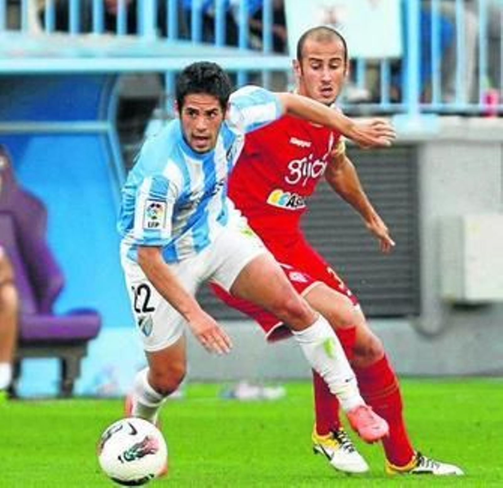 Isco se va de Gálvez, durante el partido ante el Sporting.