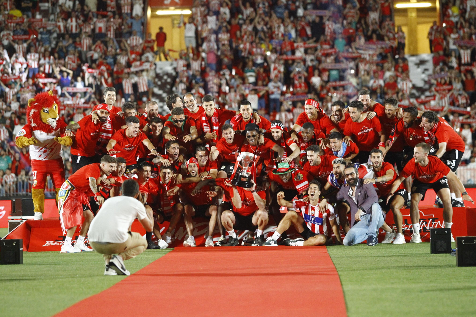 La plantilla de conjunto rojiblanco levanta el título de campeón de Segunda durante la celebración de su último ascenso. La plantilla de conjunto rojiblanco levanta el título de campeón de Segunda durante la celebración de su último ascenso.