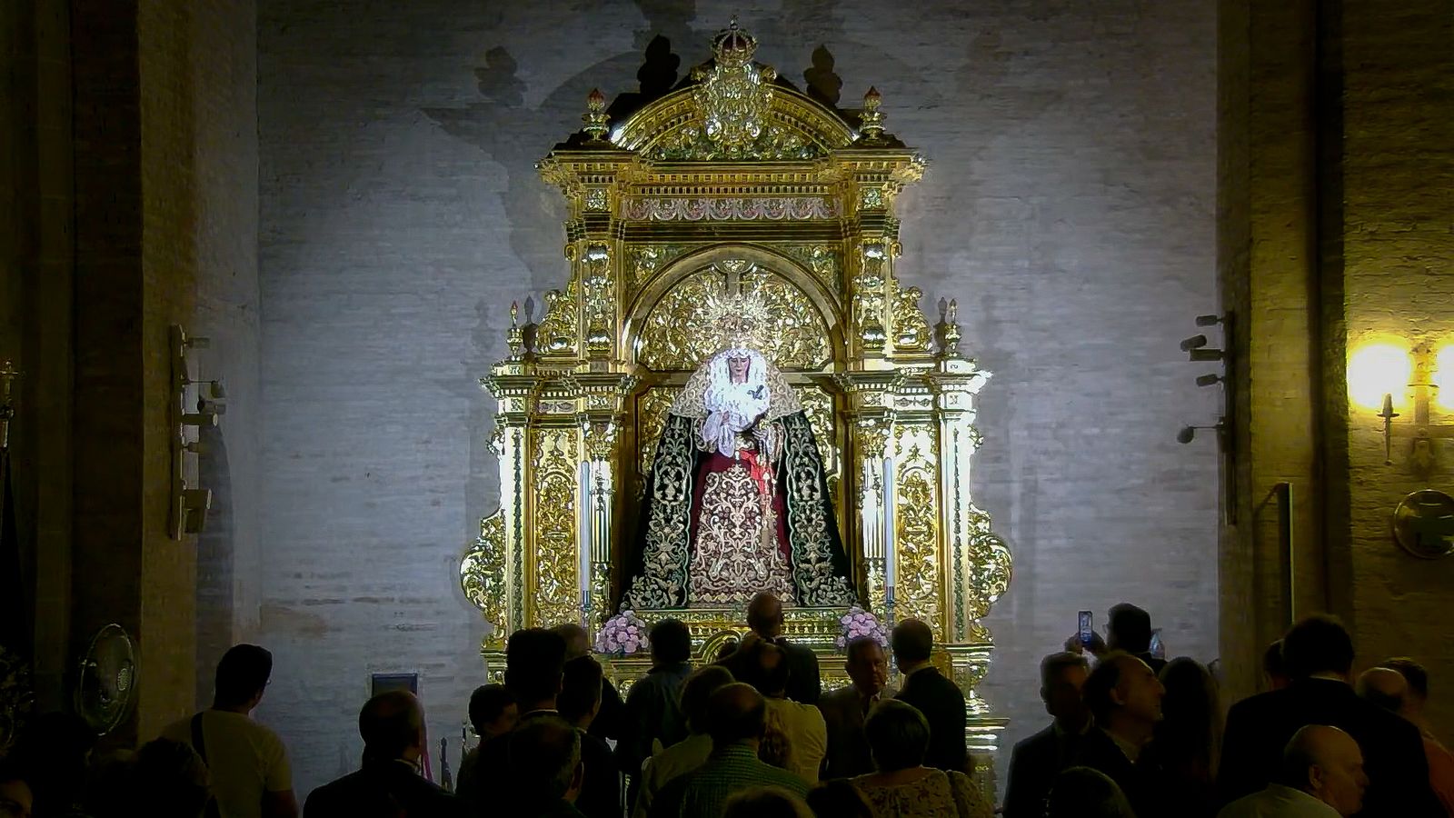 María Santísima Madre de los Desamparados entronizada en su nuevo retablo