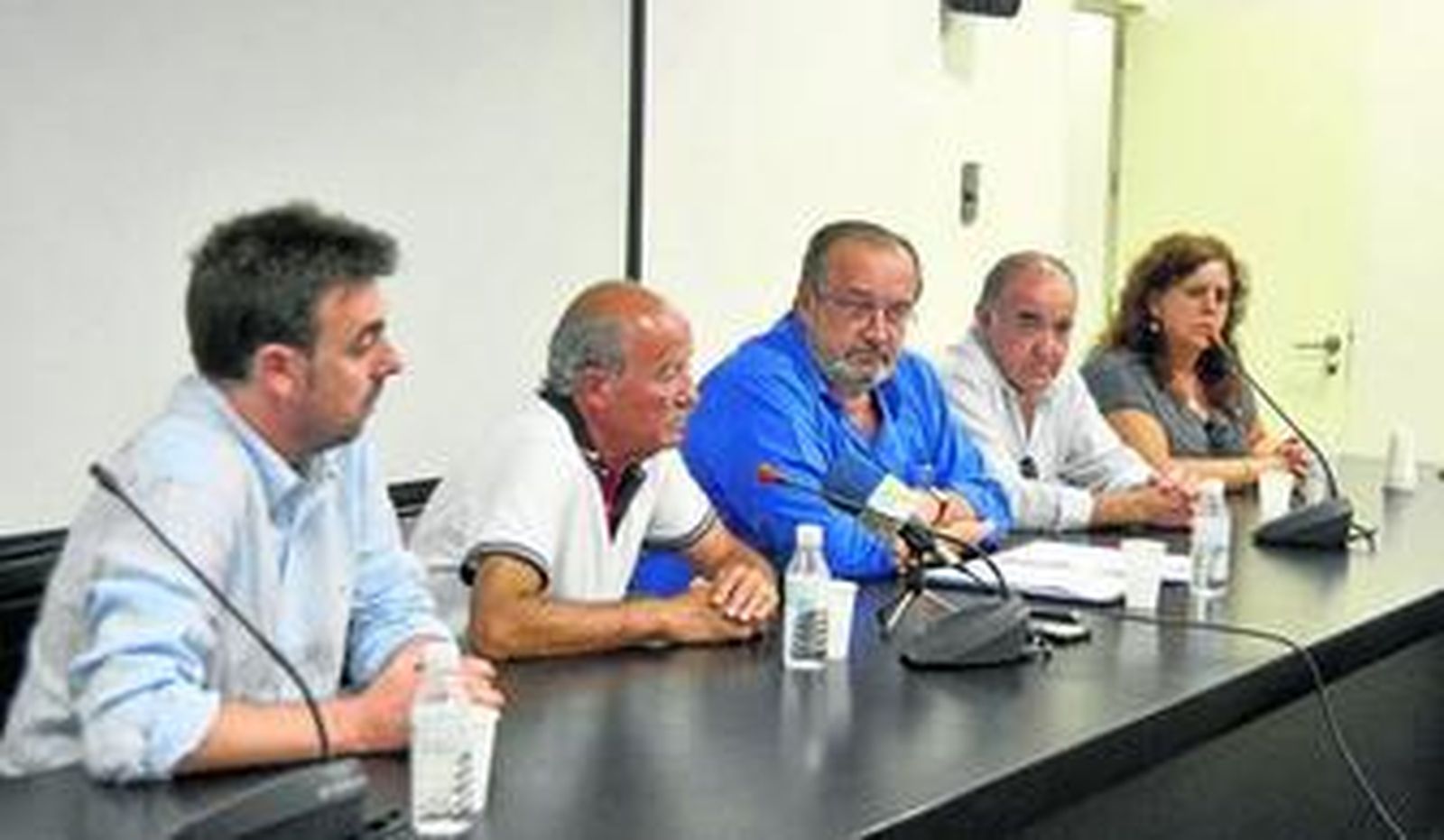 Espejo y Bermúdez, junto a la directiva de las asociaciones de estanqueros, ayer en la Cámara de Comercio de Algeciras.