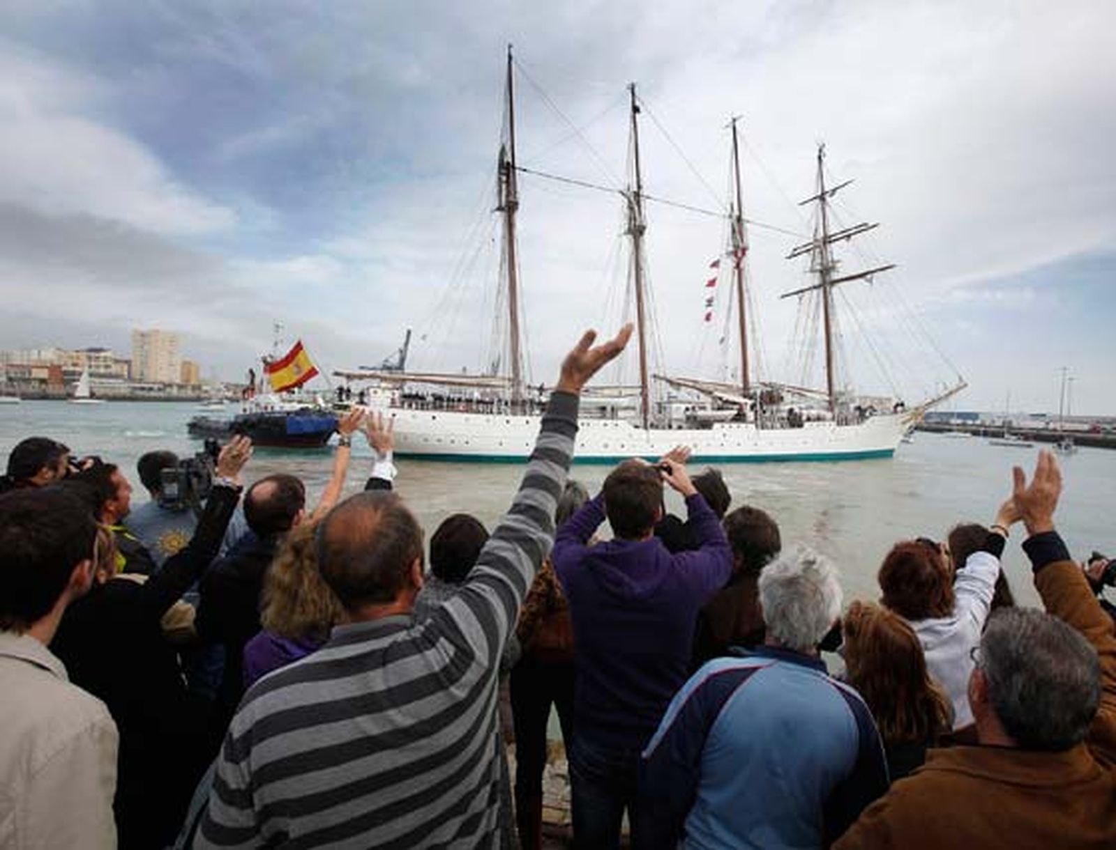 El Buque Escuela de la Armada 'Juan Sebastián de Elcano' sale de los muelles de Cádiz para iniciar su LXXXII crucero de instrucción

Foto: Jesus Marin