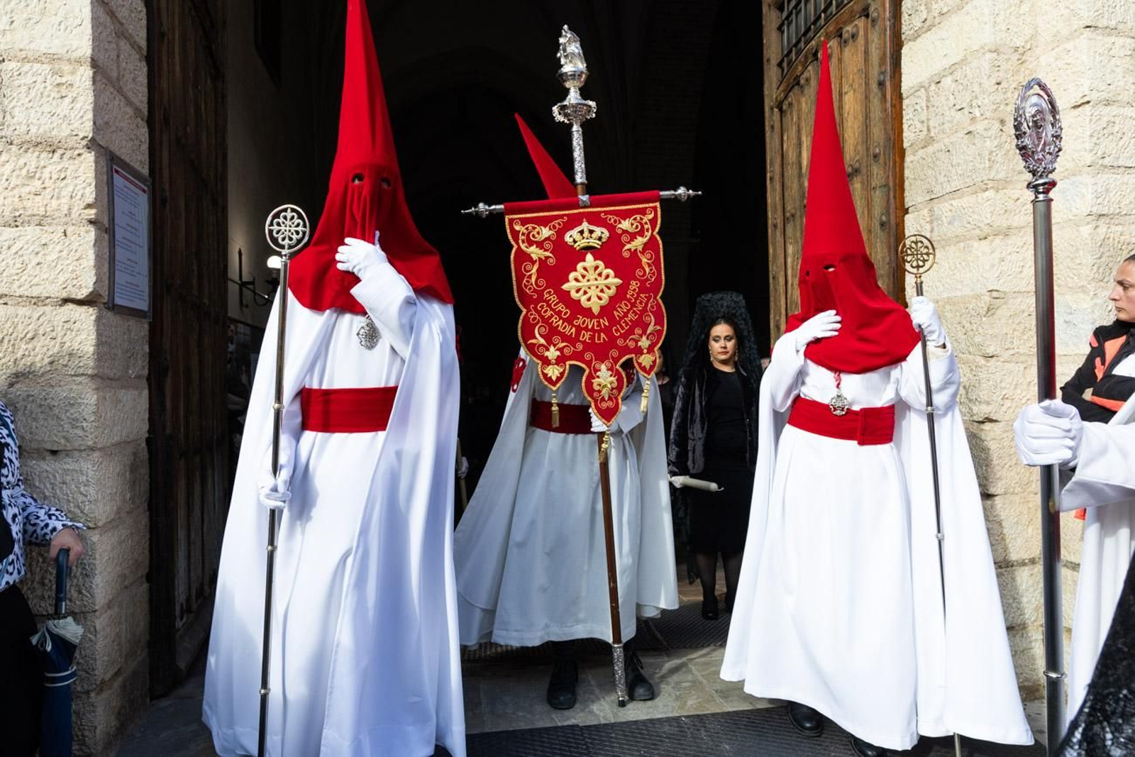 La temida lluvia impide el desarrollo normal de este Martes Santo