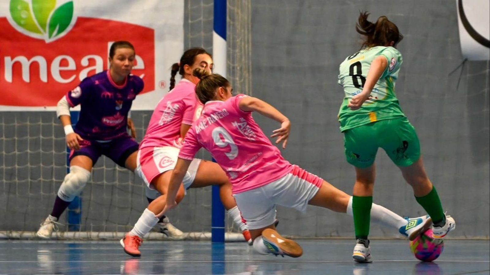 Ame Romero se tira al suelo para evitar el remate de Marta.