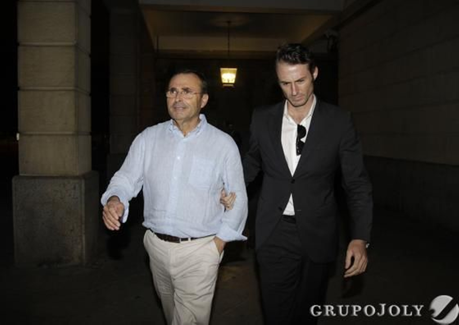 Rafael González Palomo, administrador de Fitonovo en libertad, junto a su abogado.

Foto: Antonio Pizarro