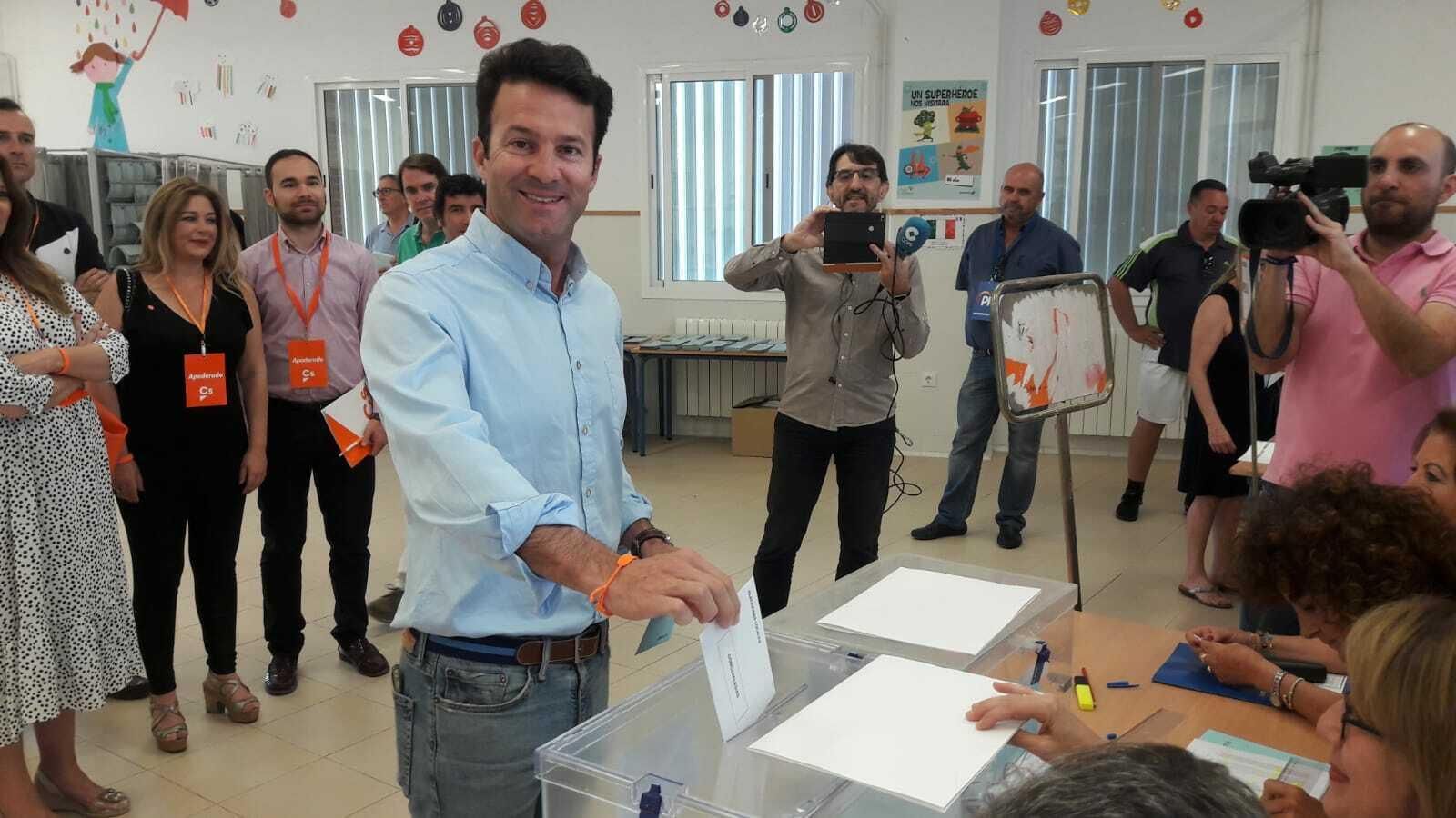Carlos Pérez, votando en el colegio San José Obrero.