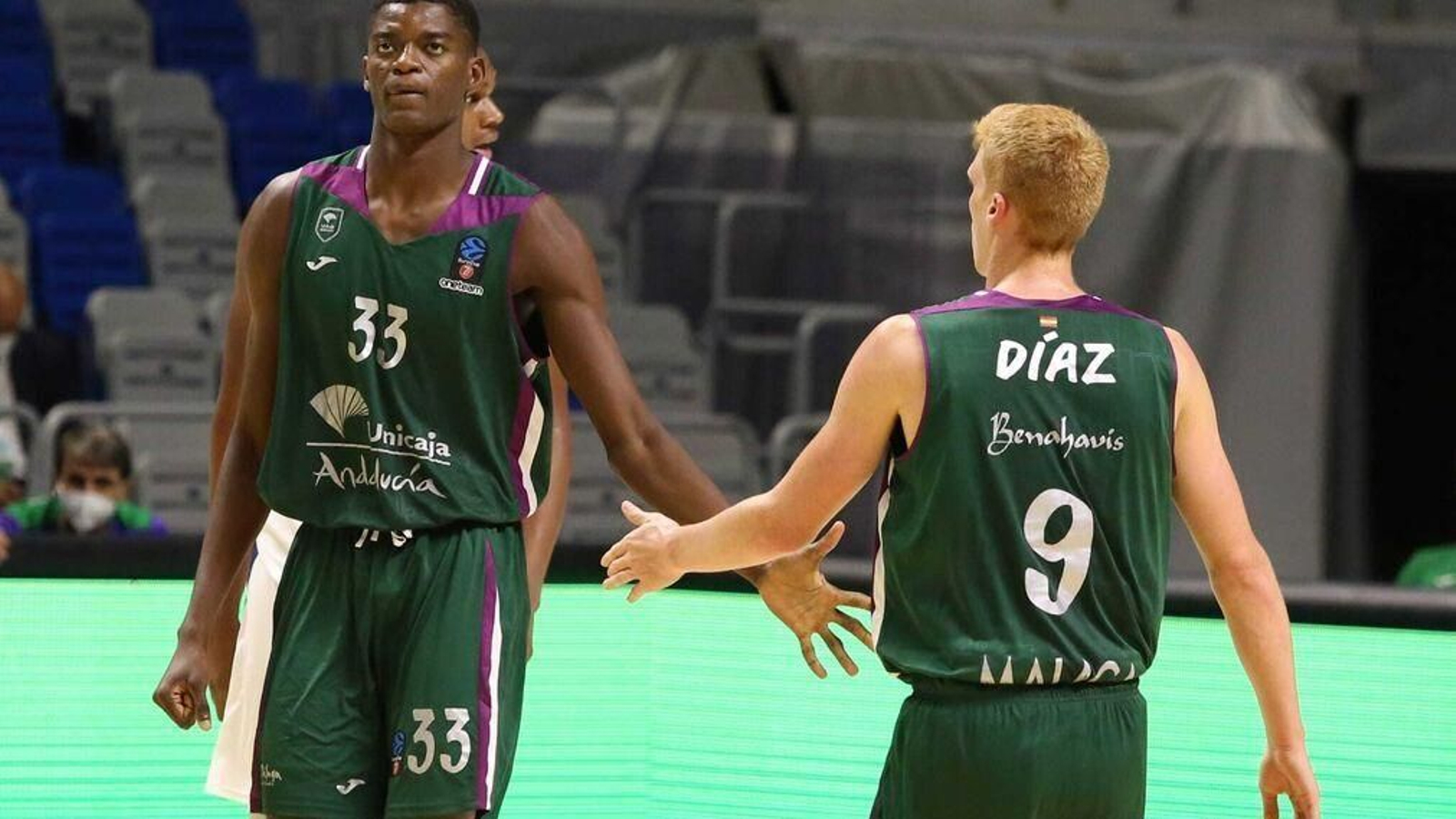 Nzosa saluda a Alberto Díaz en un partido de Eurocup.