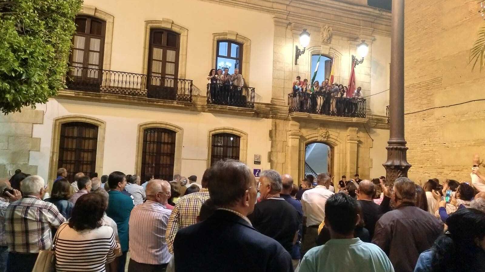 José Carmelo Jorge celebra al victoria desde el balcón del ayuntamiento.