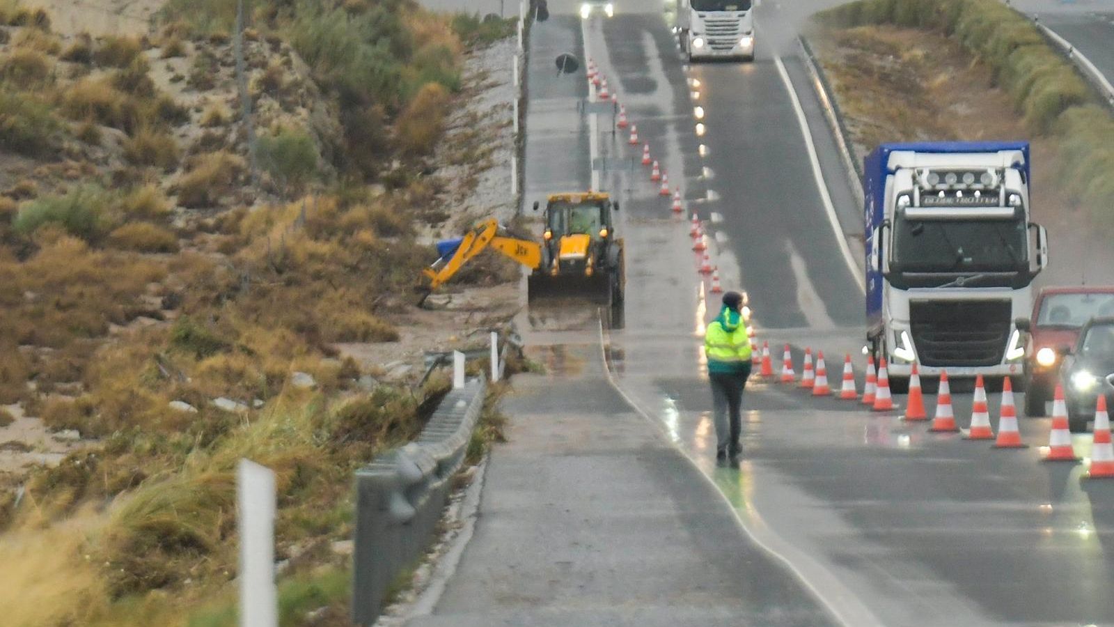 Trabajos para arreglar una carretera en la provincia.